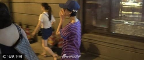 组图:刘诗诗深夜现身街头 穿宽松裙装秀纤细美腿