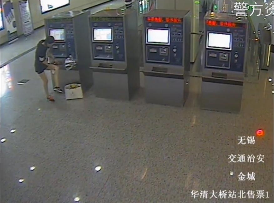 “地铁色狼”尾随年轻女性裸露器官