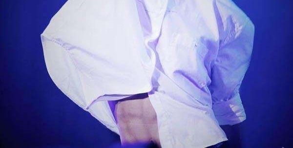 易烊千玺竟然有八块腹肌 粉丝: 我的妈呀!