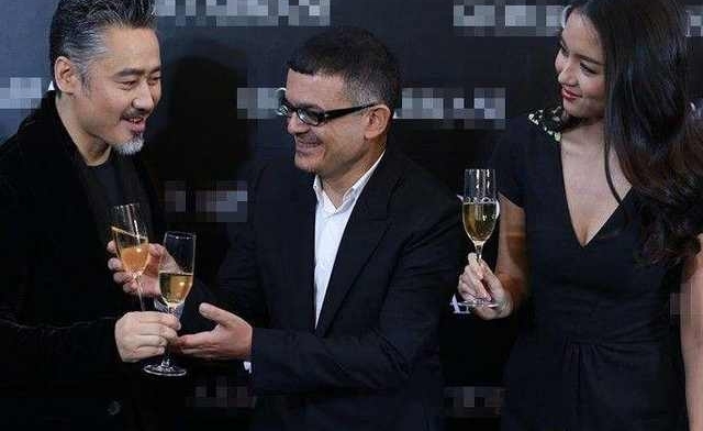 她曾经嫌弃吴秀波穷,现在吴秀波非常出名,后悔都来不及了