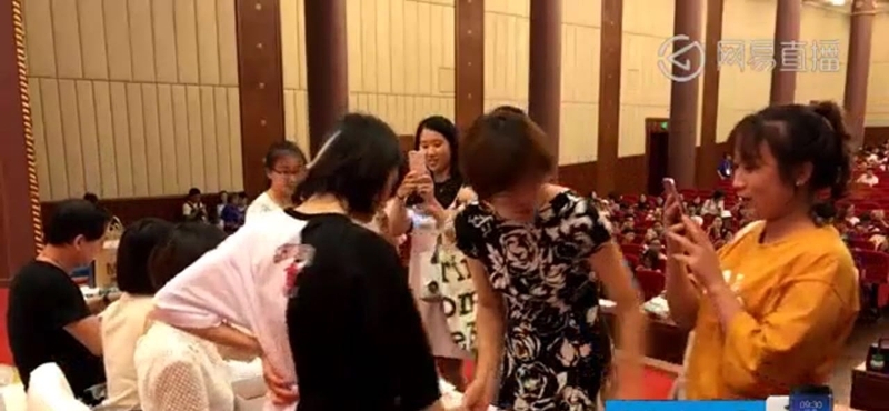 郑爽忍旧伤扶腰站着签书