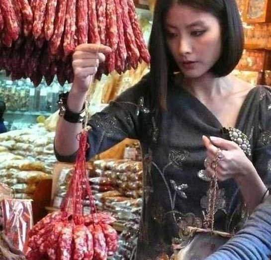 明星出行保镖需要几十个,张一山都蒙圈了,周润发单枪匹马逛菜市