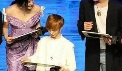 郭敬明被路人偷拍,瞬间明白为何他会被叫小金人,他是真的小啊