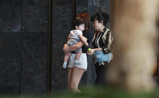 陈妍希探班陈晓:单手抱娃还一边玩手机,大步向前把保姆甩得老远