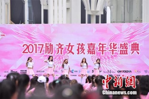 �ۺ���Ů���� 2017����Ů�����껪ʢ��ȼ���ൺ