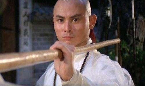 他是比成龙还早成名的功夫明星, 可是晚年落魄至此也无人管