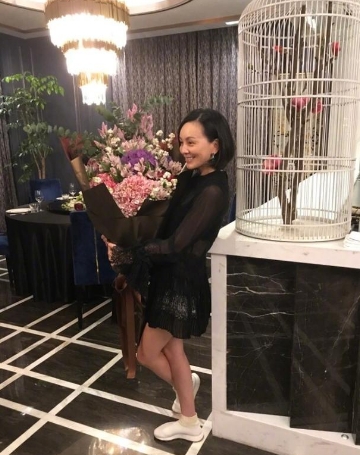 “雪姨”生日趴性感美丽 众好友欢聚为王琳庆生