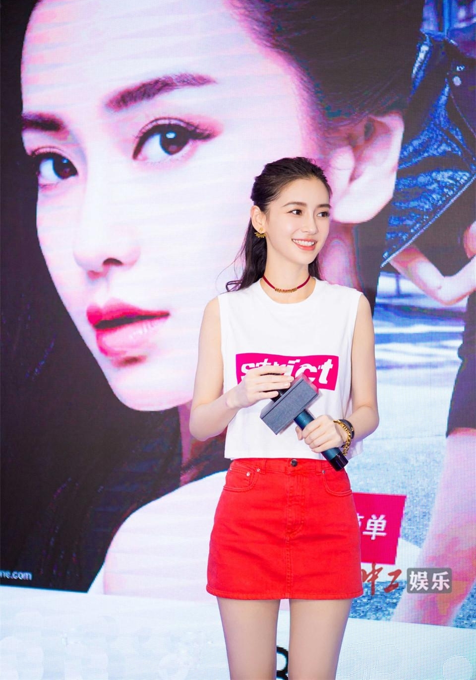 Angelababy亮相活动人气爆棚 笑容温柔暖心护粉丝