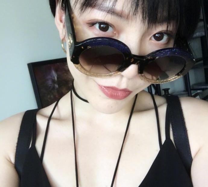 吴莫愁墨镜遮脸皮肤白皙 眼神犀利网友大呼炫酷