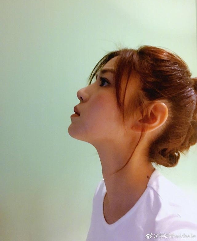 陈妍希探班陈晓:单手抱娃还一边玩手机,大步向前把保姆甩得老远