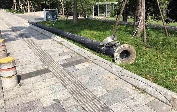 ���纼��һ��������ײ�ϵ��߸ˣ��������ˣ�˾����������