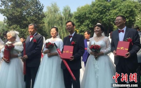 兰州大学108对校友举行集体婚礼为母校庆生