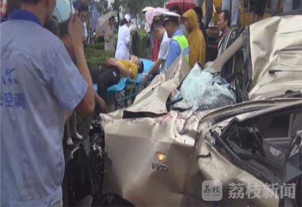 雨天路滑 货车侧翻压倒面包车 消防紧急救援
