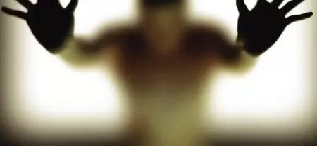 �ֲ�����ҹ�����Ů��ʿͻȻ��һֻ���ִӸߴ����£����������������˶�ŭ�ˡ���