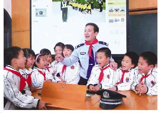 “@狮城苍狼”蔡海炳::孤胆英雄华丽转身霸气博主