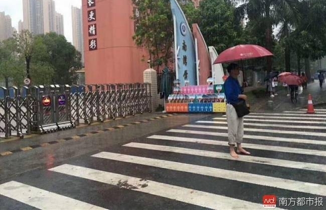���ڱ����ɫԤ�� ����У��֪ͨͣ�ε���Ƭ����