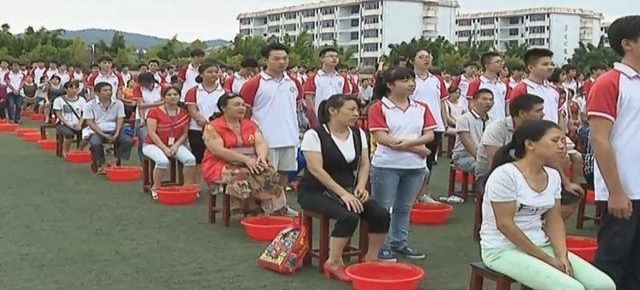 300多名学生集体给父母洗脚 家长感动眼眶湿润