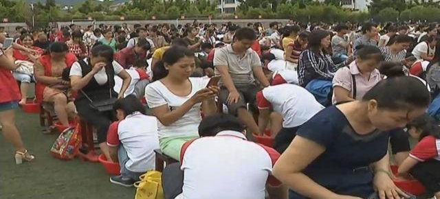 300多名学生集体给父母洗脚 家长感动眼眶湿润