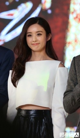 赵丽颖的胸罩被扒开 赵丽颖坐台背景被扒