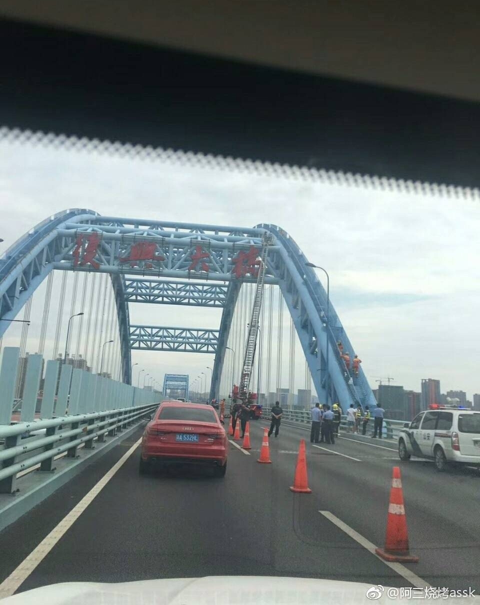 ���˴����������Ϲ���Ҫ���ţ����ڸ���·������ӵ��!