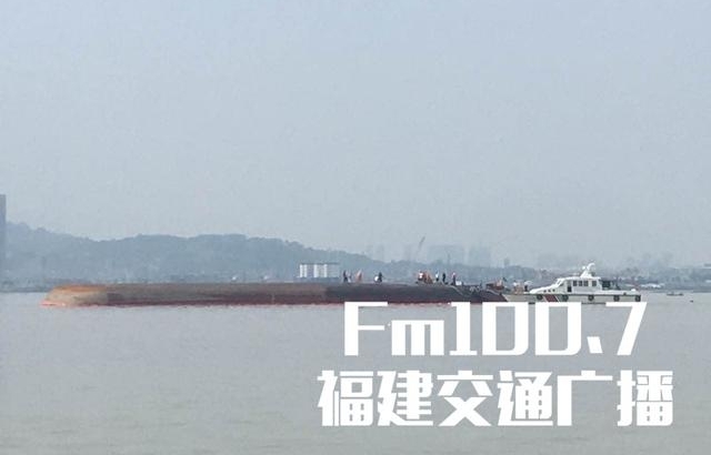 闽江福州马尾段一运沙船翻船,两船员被困,救援正紧张进行