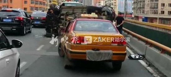 �����ϼ�����SUV������򳵵� ��ײ����һ������