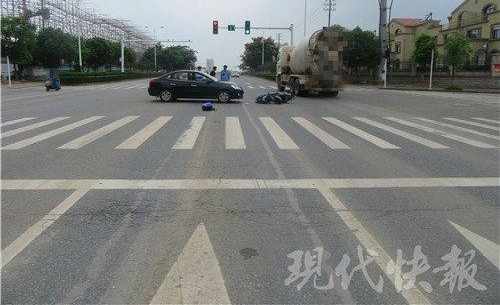 监拍男子骑电动车闯红灯,被小轿车撞飞