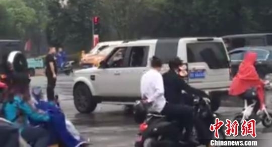 婚礼车队西安街头封路 一驾驶员被移送派出所