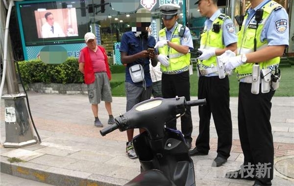 老外骑无牌车街上兜风 交警检查直呼我是外国人