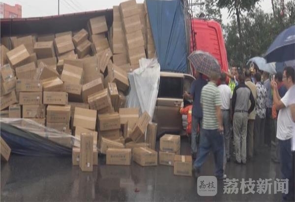雨天路滑 货车侧翻压倒面包车 消防紧急救援