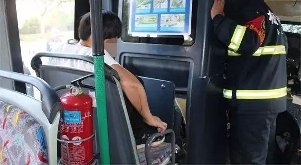 ���纼��һ��������ײ�ϵ��߸ˣ��������ˣ�˾����������