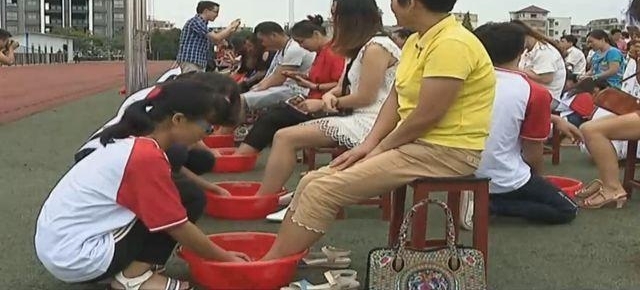 300多名学生集体给父母洗脚 家长感动眼眶湿润