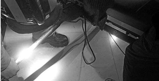 男子搬运跑步机手指被卡 消防迅速救援助其脱困