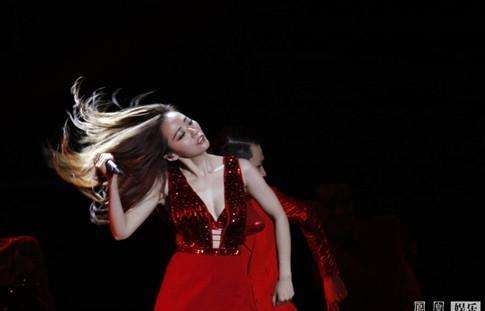 冯柯张靓颖差几岁 冯柯性虐张靓颖戴乳环