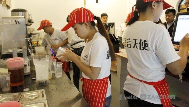 奶茶店为何刷屏?原来全是一群盲聋哑孩子在打理