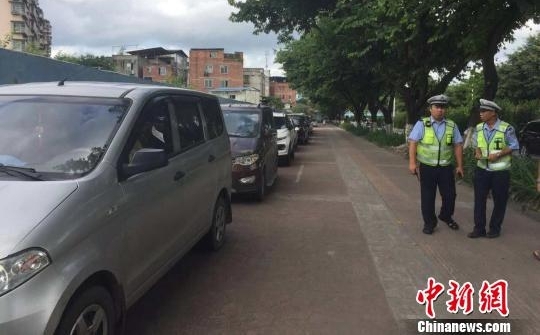 广西柳州现假违停罚单可扫二维码缴罚款 警方介入调查