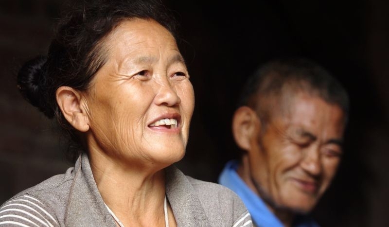 六旬老人背妻29年:一个没有视力 一个走路不好