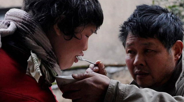 智障夫妻结婚多年不孕,医生检查后一家人难住了!这种情况怎么生