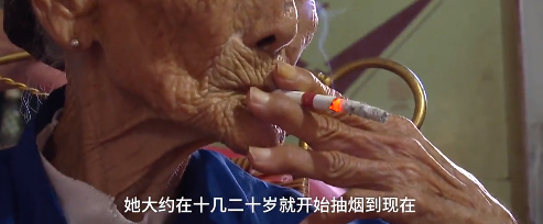 酷酷的!101岁阿婆曾年少越狱,现在爱抽烟喝茶追剧
