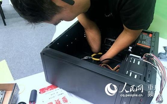 重庆残疾人“大比武”无手小伙组装计算机