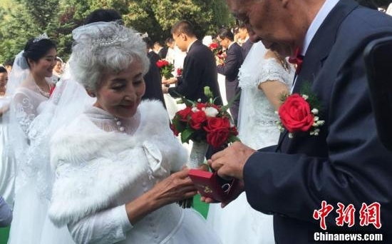 兰州大学108对校友举行集体婚礼为母校庆生