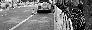 眼镜城商户为揽生意引导乱停车 潘家园城管队表示将到现场调查