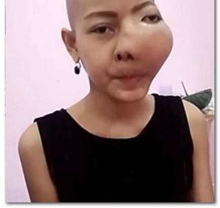 ��Ů�����������������ӣ����Ť�����ξ��⳰Ц