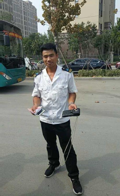 济南:公交驾驶员拾金不昧,乘客遗失物品终完璧归赵