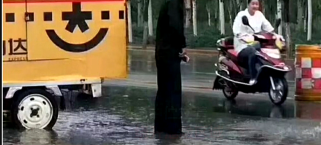 暴雨中突现无盖窨井 快递小哥冒雨1小时苦守感动市民