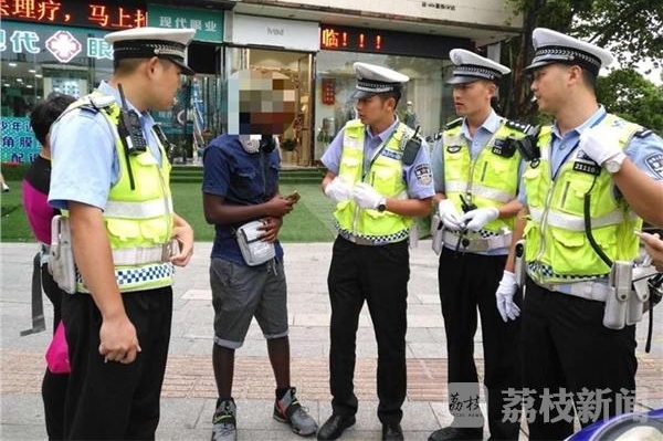 老外骑无牌车街上兜风 交警检查直呼我是外国人