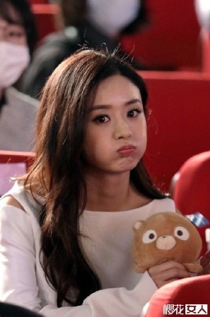 赵丽颖的胸罩被扒开 赵丽颖坐台背景被扒