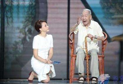 董卿跪地采访的是谁 董卿在他面前三次跪下