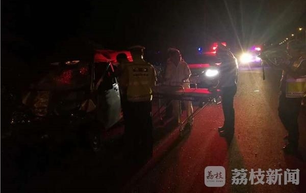 疲劳驾车深夜追尾 停靠车辆躺着也“中枪”