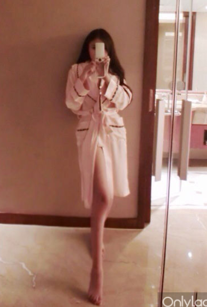 外围女嫩模被曝做六男小三 下体全裸堪称小三界霸主